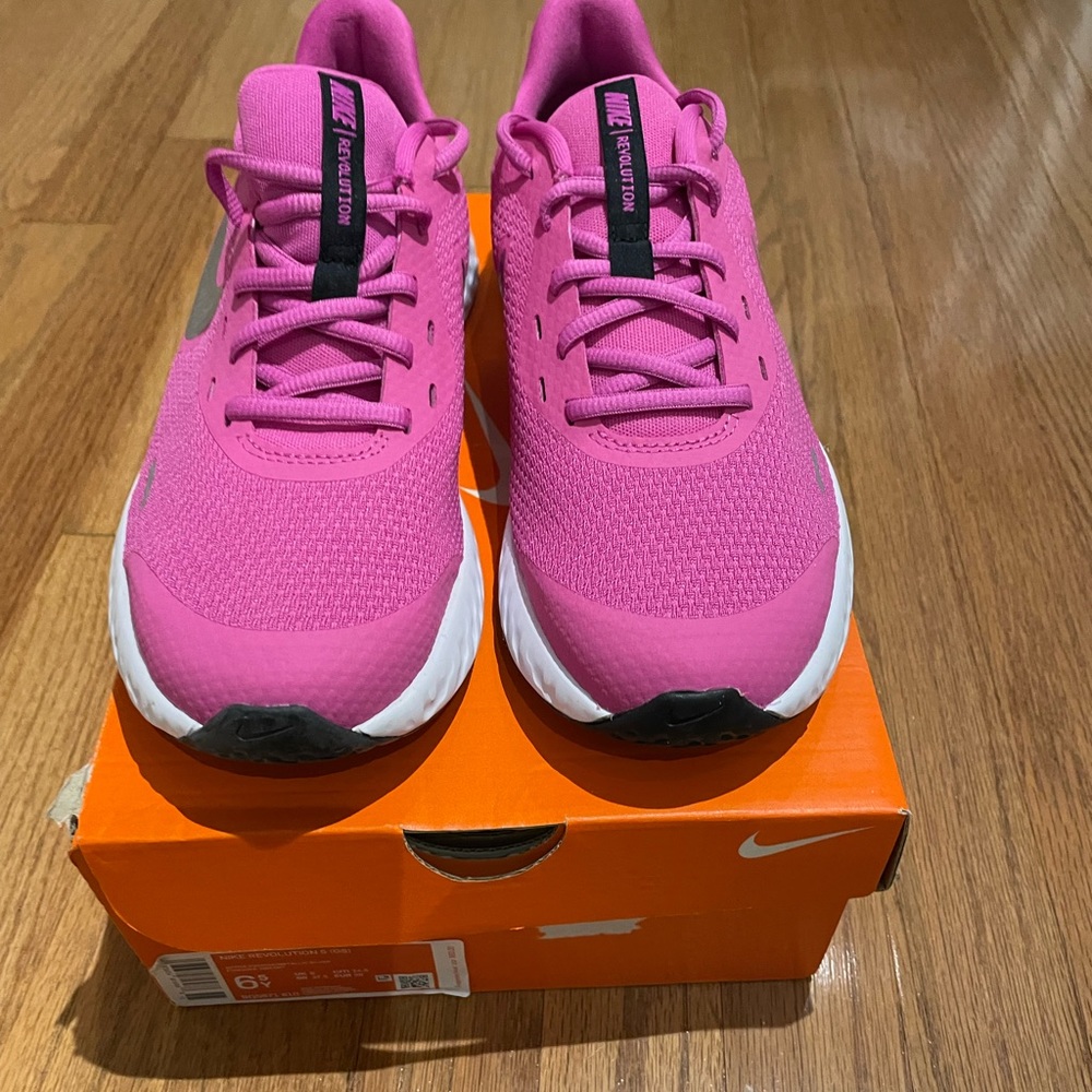 Nike Kids Revolution 5 Size 6.5 NWT